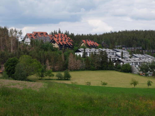 Blick von der andern Bergseite auf die Wohnanlage