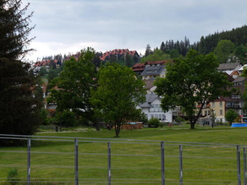 Blick vom Dorf auf die Wohnanlage