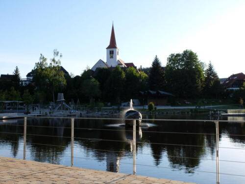 Blick vom Kurpark zur Kirche